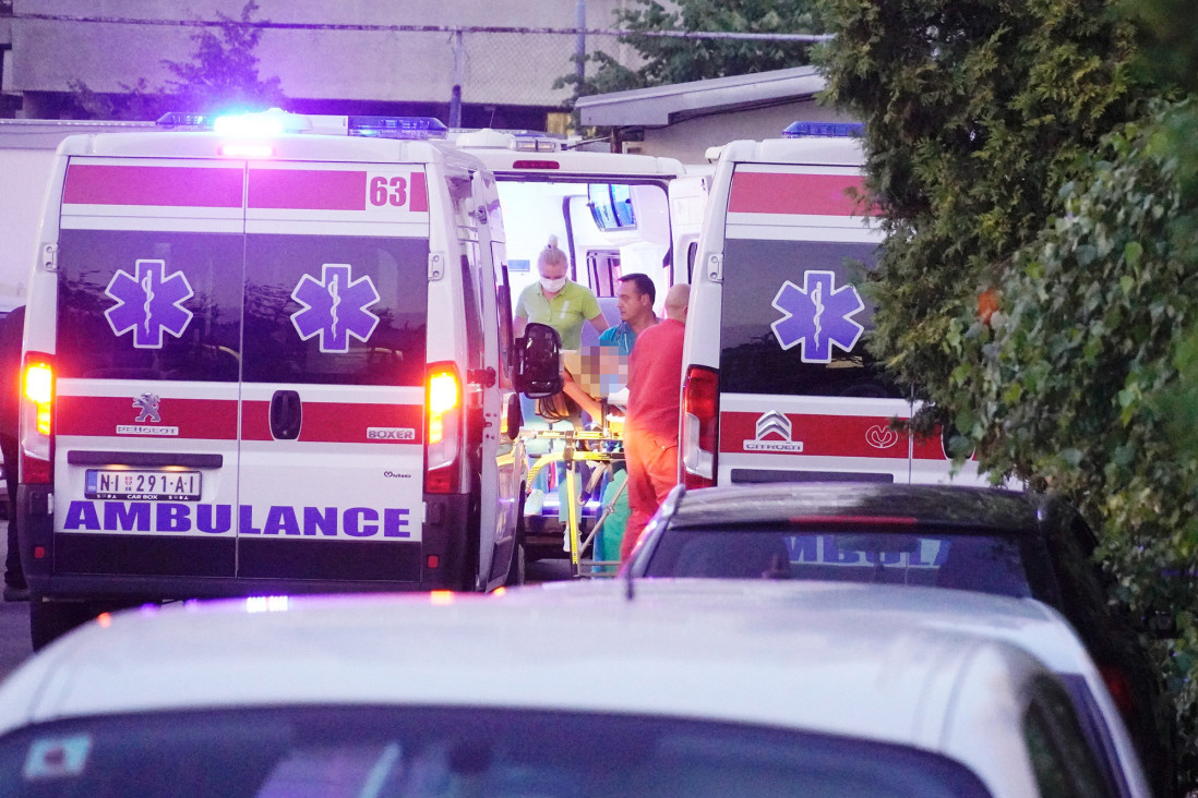 Krvava tuča kod Plavog mosta! Izbodena tri dečaka, svi hitno prebačeni u bolnicu (VIDEO)