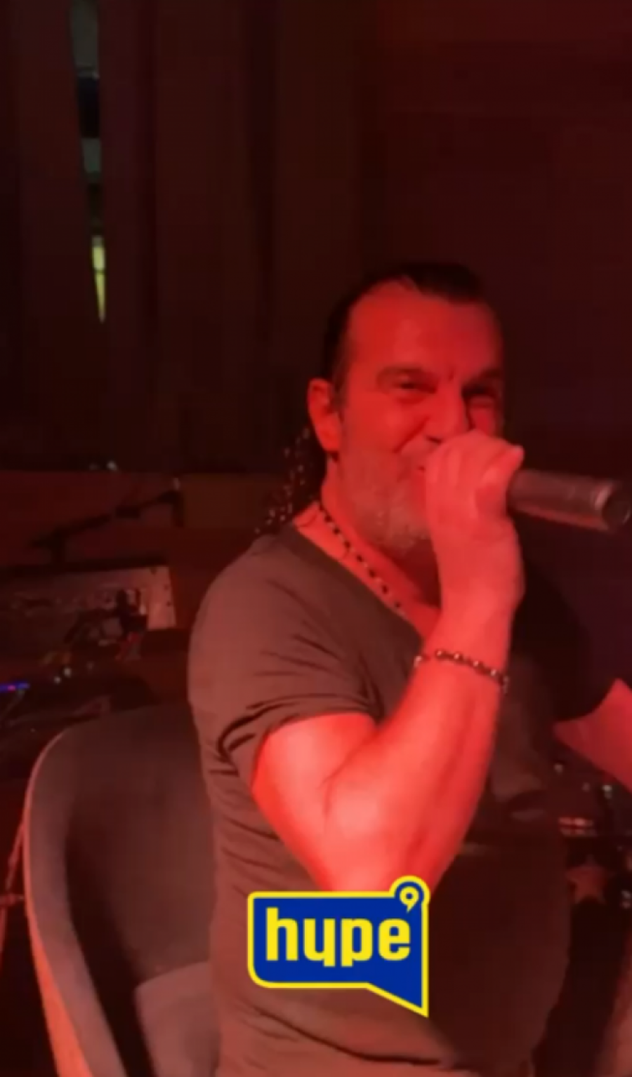 "Zapišite mi broj, privedite me sutra!" Aca Lukas napravio haos na Kopaoniku (FOTO)