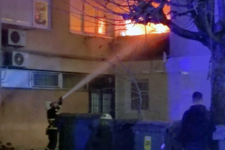 Požar u zgradi na Novom Beogradu: Nepropisno parkirani automobili prave problem vatrogascima
