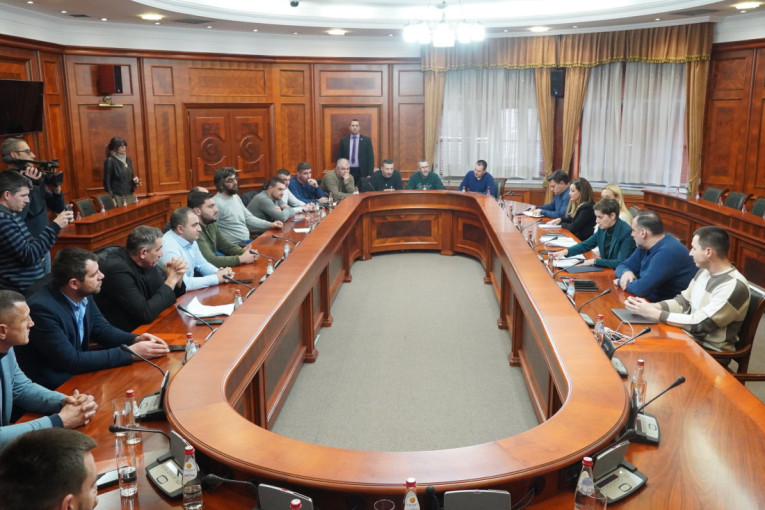 Završen sastanak premijerke sa poljoprivrednicima: Ministarstvo će da uradi predlog izjave o obrađivanju zemlje