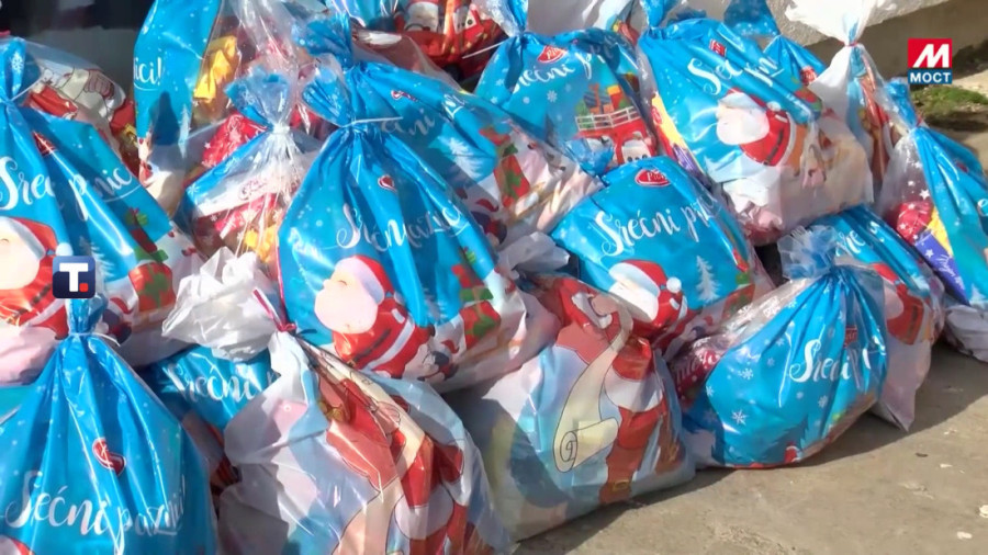 Deci u selu Banje na KiM uručeni paketići, novogodišnji poklon predsednika Vučića