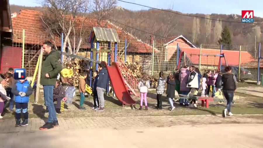 Deci u selu Banje na KiM uručeni paketići, novogodišnji poklon predsednika Vučića