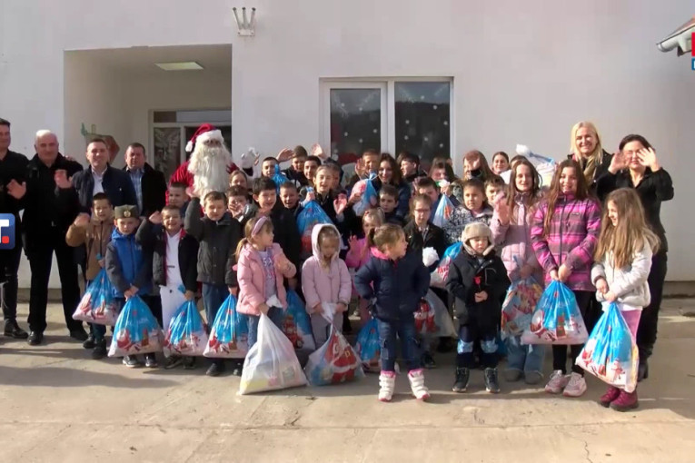 Deci u selu Banje na KiM uručeni paketići, novogodišnji poklon predsednika Vučića