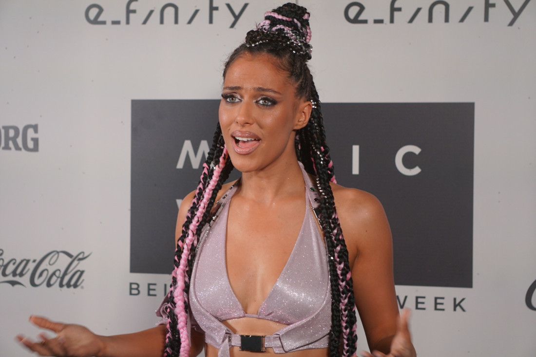 Mahrina ponovo pevala pred praznim klubom u Crnoj Gori: "Krivo mi je!"