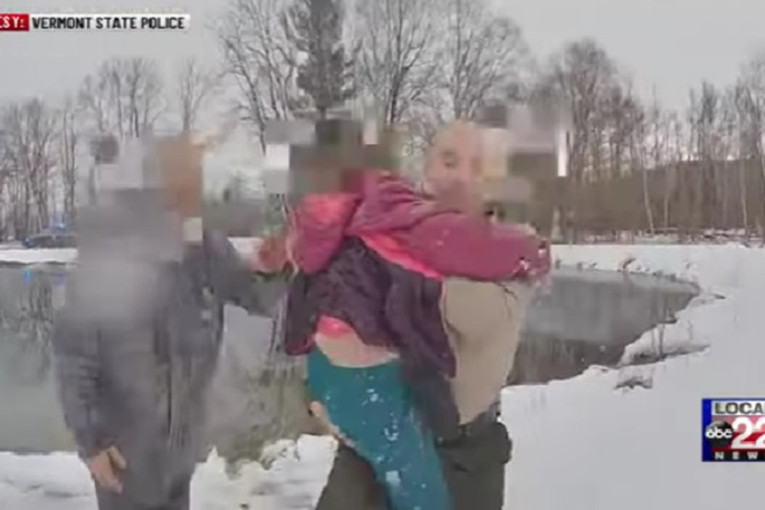 Dve devojčice upale u zaleđeno jezero: Jednu spasila komšinica, a drugu policajka - bez razmišljanja skočila u vodu! (VIDEO)