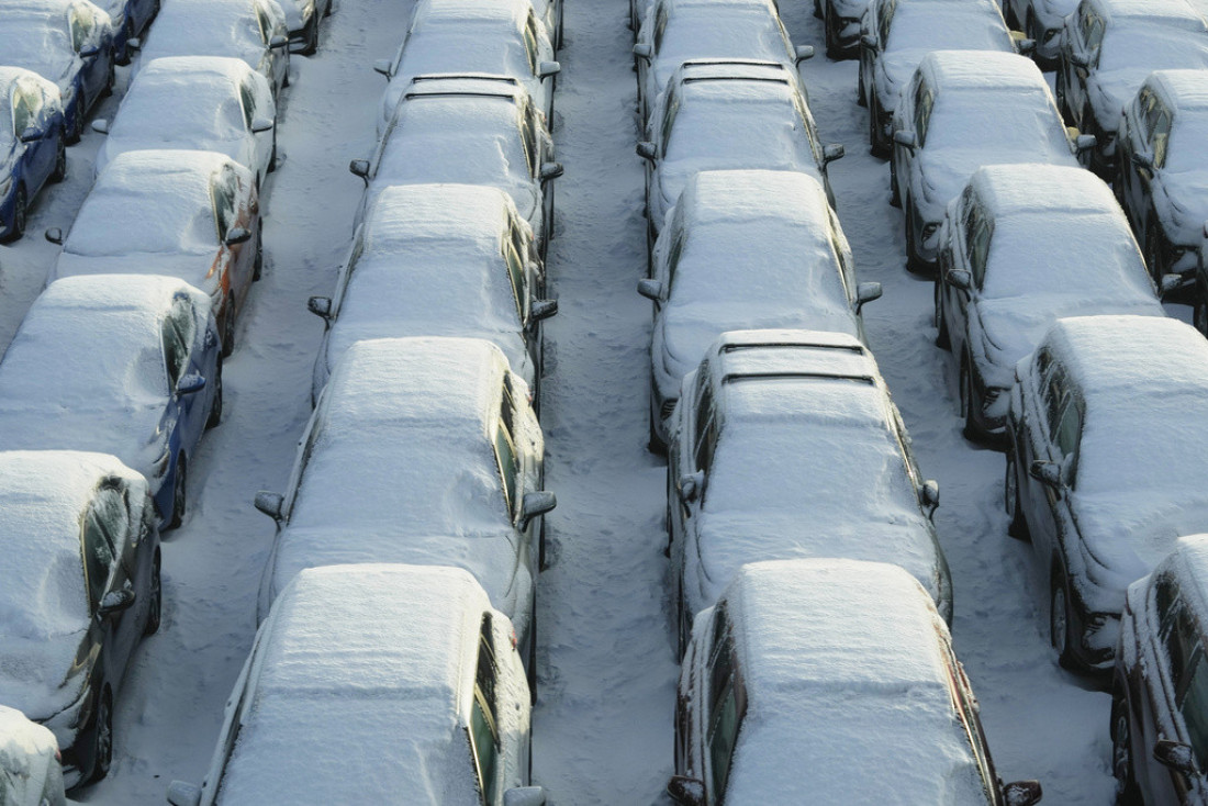 Smrtonosni ledeni talas u SAD: Stradale 83 osobe, beba preživela kada je na automobil palo drvo