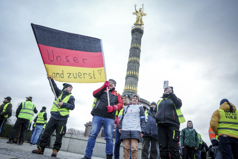 Poljoprivrednici okupirali Berlin: Hiljade vozila na ulicama, ministar finansija izviždan (VIDEO)