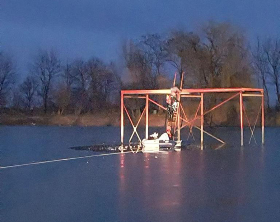 Dve devojčice upale u zaleđeno jezero! Drama kod Sombora, MUP odmah reagovao (FOTO)