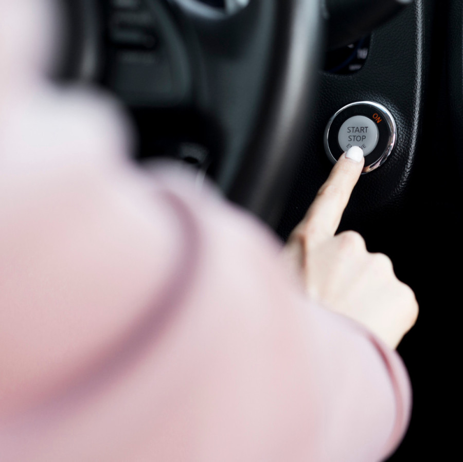 Stručnjaci upozoravaju vozače: Ovo dugme u automobilu može vam uništiti motor, pogotovo tokom česte gradske vožnje