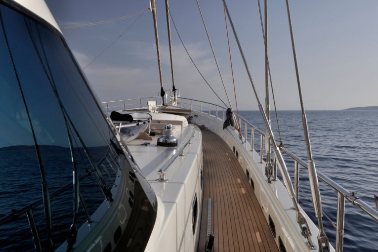 Silazak milijardera među obične ljude: Zakerbergova jahta izazvala pometnju u mirnom grčkom selu! (VIDEO)