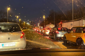 Sudar automobila i šlepera u Zemunu: Velika kolona vozila na raskrsnici prema "Zmaju"