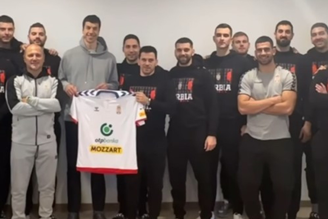 Sjajan potez našeg košarkaša! Lučić posetio rukometaše pred meč odluke, oni mu poklonili potpisan dres! (VIDEO)