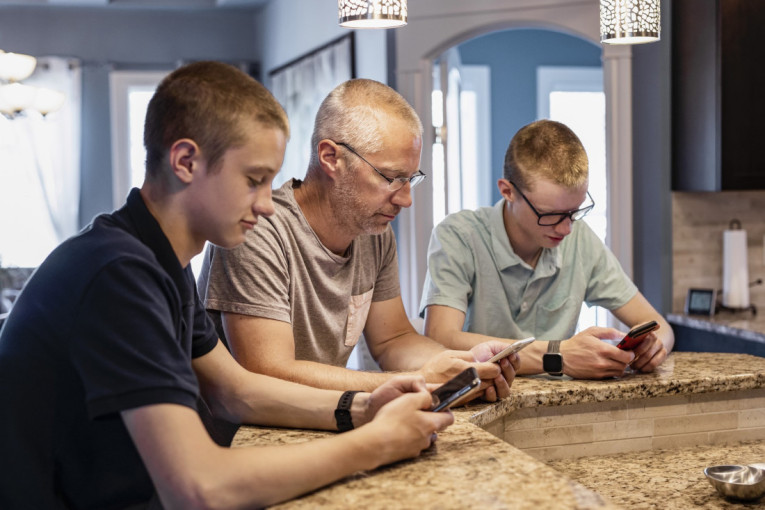 Opasno skrolovanje: Naučnik objasnio šta se dešava s mozgom čoveka, a šta tinejdžera dok gledaju TikTok