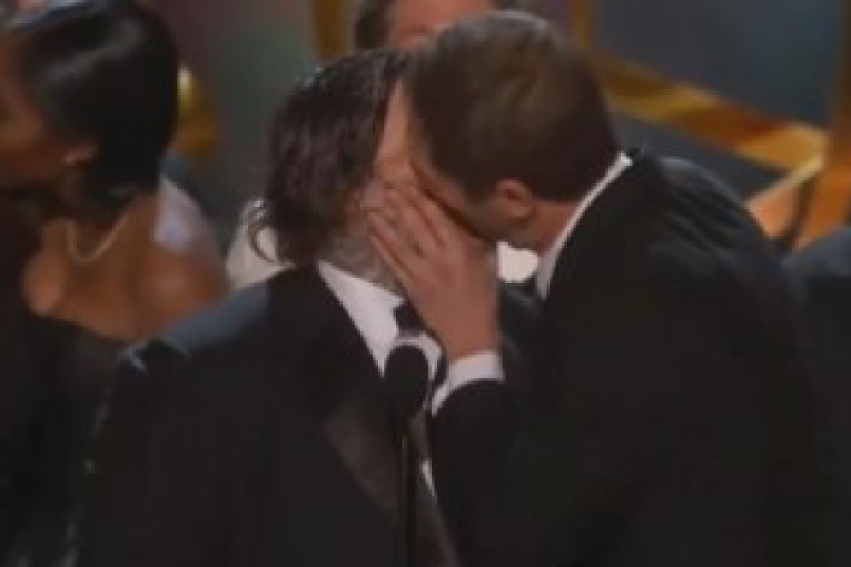 Šok na dodeli Emi nagrada! U toku govora, glumcu prišao kolega i strastveno ga poljubio (VIDEO)
