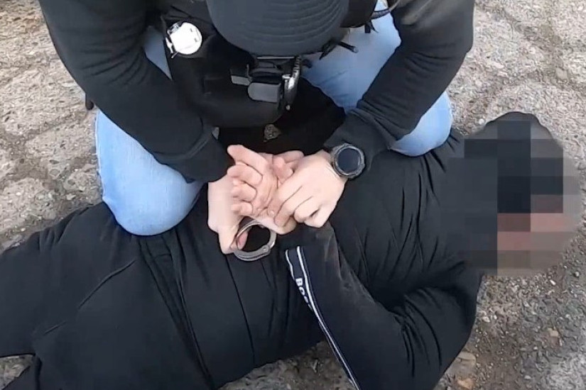Snimak hapšenja muškaraca zbog pokušaja ubistva na Voždovcu! Izboli mladiće, pa ih krvnički udarali po glavi (VIDEO)