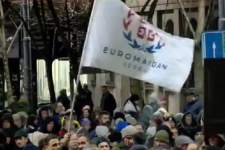Novi poziv NATO opozicije na "Majdan" u Srbiji: Zastave "Euromajdana" na protestu u Beogradu