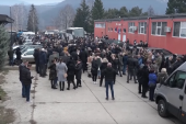 Počelo potpisivanje peticije za smenu gradonačelnika Kosovske Mitrovice: Stotine čekaju u redu