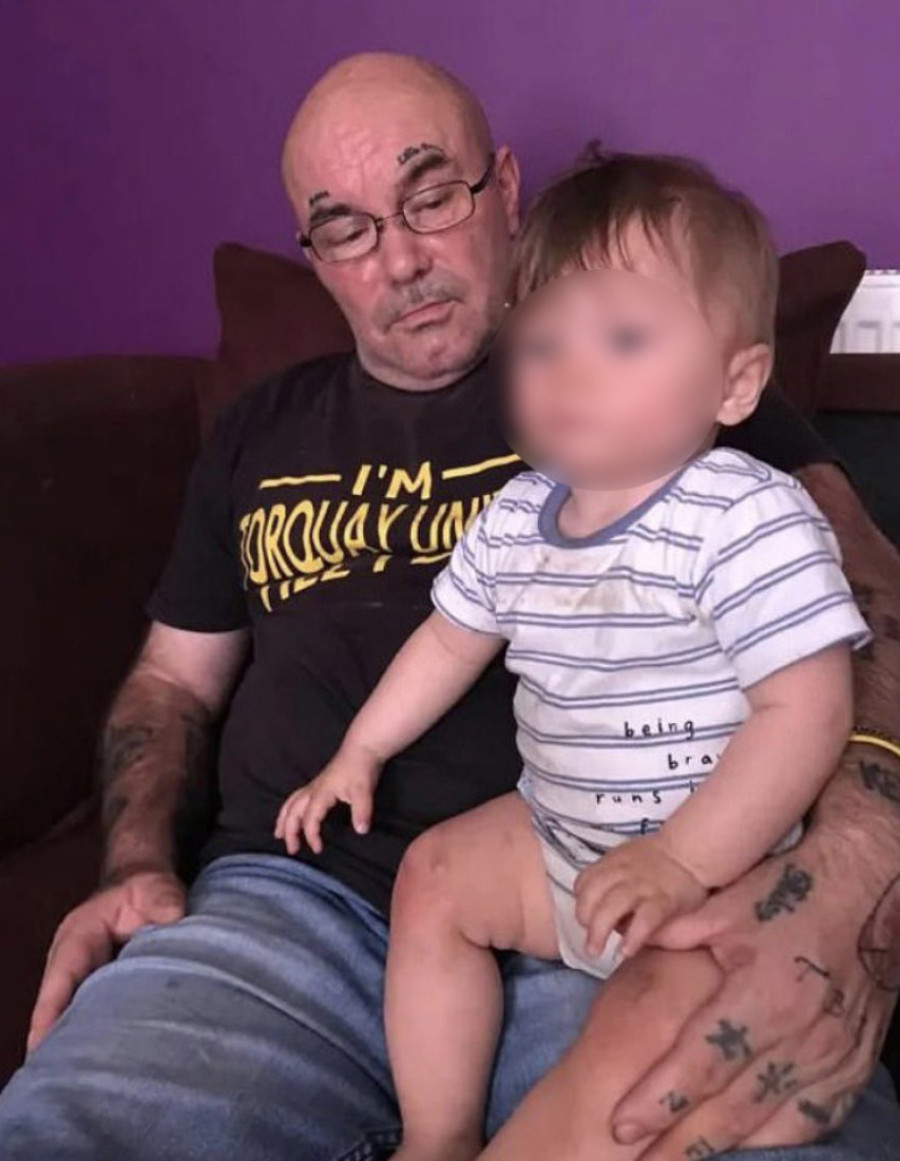 Dečak preminuo od gladi i žeđi: Otac dobio srčani udar, a on danima polako umirao pored njega - "Ostao je u mraku i bio prestravljen"