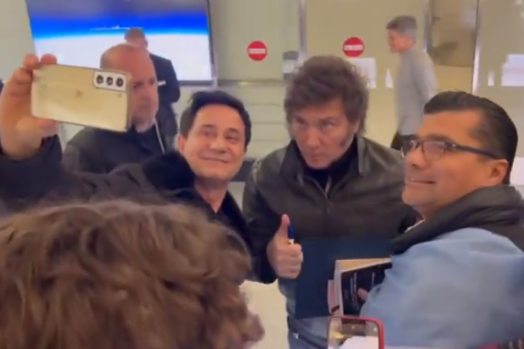 Predsednik Argentine u Davos otputovao običnim avionom: Putnici se oduševili kad su ga ugledali, pravili selfije sa njim (VIDEO)