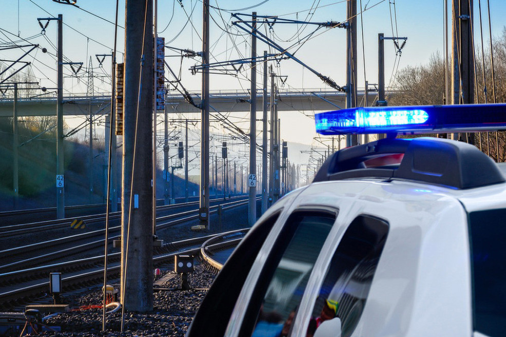 Nepoznata osoba se popela na toranj kod železnice, policija na terenu: Drama u Pančevu!