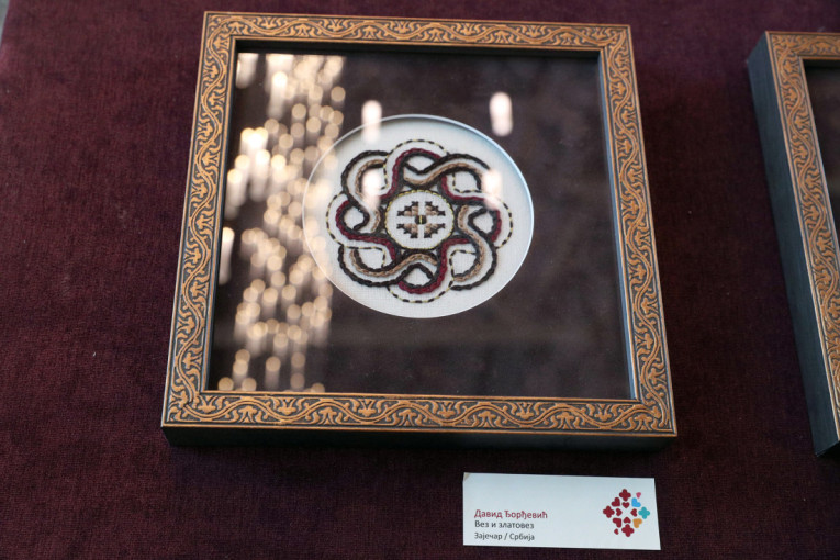 David sa srpskim vezom krenuo u osvajanje modne scene: Mladić iz Zaječara napravio revoluciju u starom zanatu