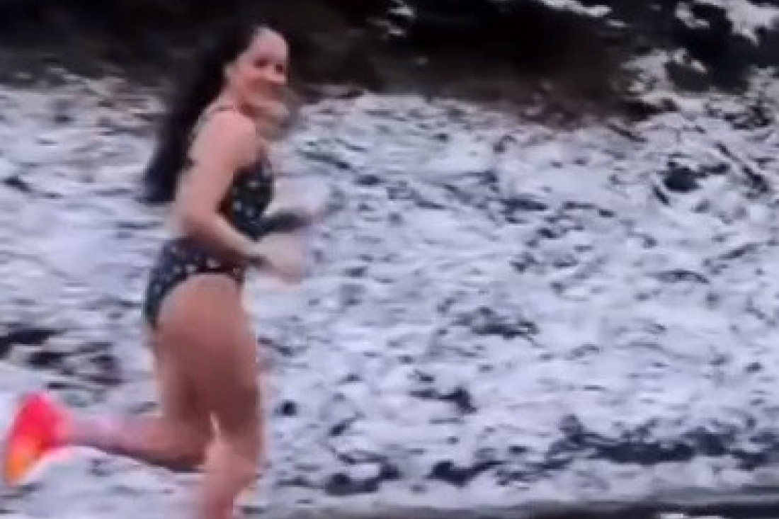 Hit snimak sa Zlatibora! Okolo sneg i debeli minus, a devojka trči obučena samo u kupaći kostim! (VIDEO)