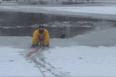 Vatrogasac puzao po ledu kako bi spasao psa koji je upao u ledenu vodu (VIDEO)