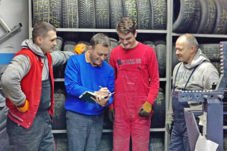 Aleksandar (28) završio ekonomiju, a kada je video da se od zanata bolje živi, postao je jedini vulkanizer sa fakultetskom diplomom