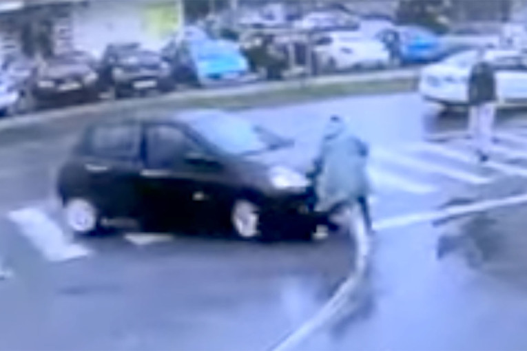 Jeziv snimak iz Podgorice osvanuo na mrežama: Automobil skreće pravo na pešački i udara ženu! (VIDEO)
