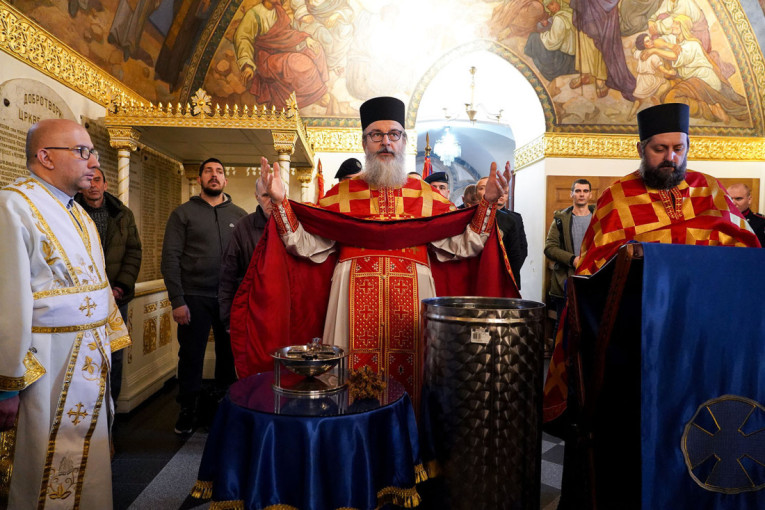 U crkvi Ružica održana liturgija povodom Krstovdana: Prisustvovao veliki broj ljudi, voda je osveštana (FOTO)