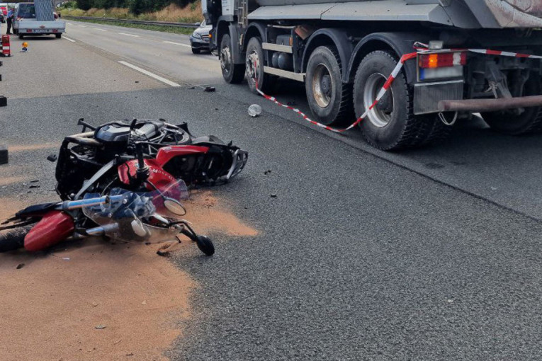 Vozač motora (28) hitno prebačen u bolnicu: Naleteo na traktor kod Leskovca