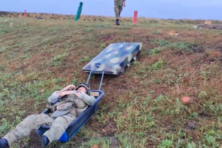 Ruski inženjer kreirao bespilotno vozilo za evakuaciju ranjenika i prenos municije: Objavio i snimak u kom je pokazao kako radi (VIDEO)