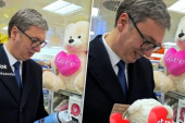 Ne umemo često da kažemo "volim te", ali neka pročitaju! Predsednik Vučić kupio poklone deci! (VIDEO)