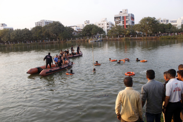 Užas u Indiji: Prevrnuo se čamac tokom školskog izleta - udavilo se najmanje 16 dece i dvoje nastavnika!