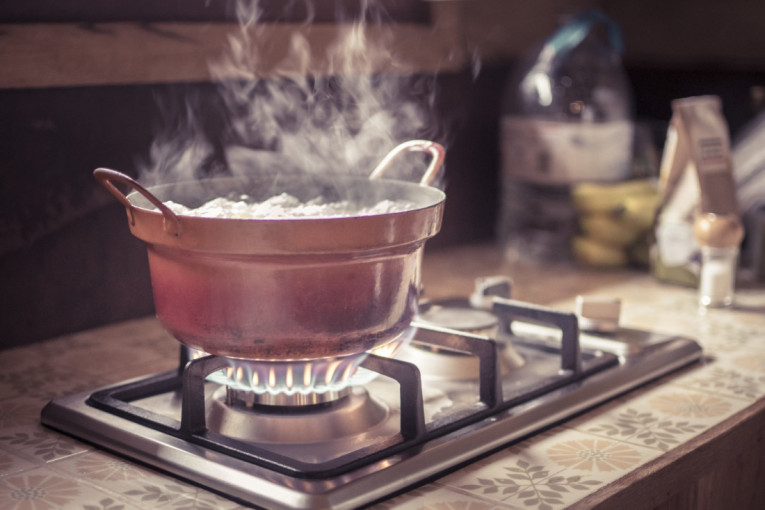 Izbegnite nered tokom kuvanja: Trik da vam voda ne proključa