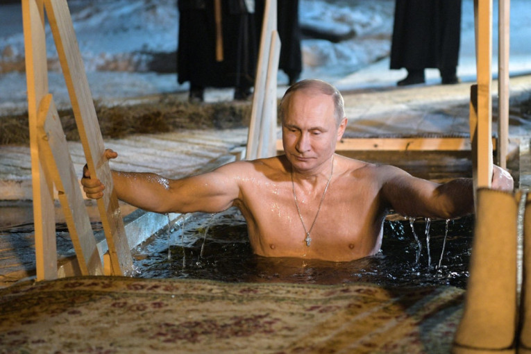 Putin se i ove godine okupao u ledenoj vodi na Bogojavljenje: Objavljen i snimak (VIDEO)