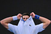 Novak je skinuo majicu, a svi su gledali samo jedno! Ponovo je pokazao koliko mu znači! (FOTO)