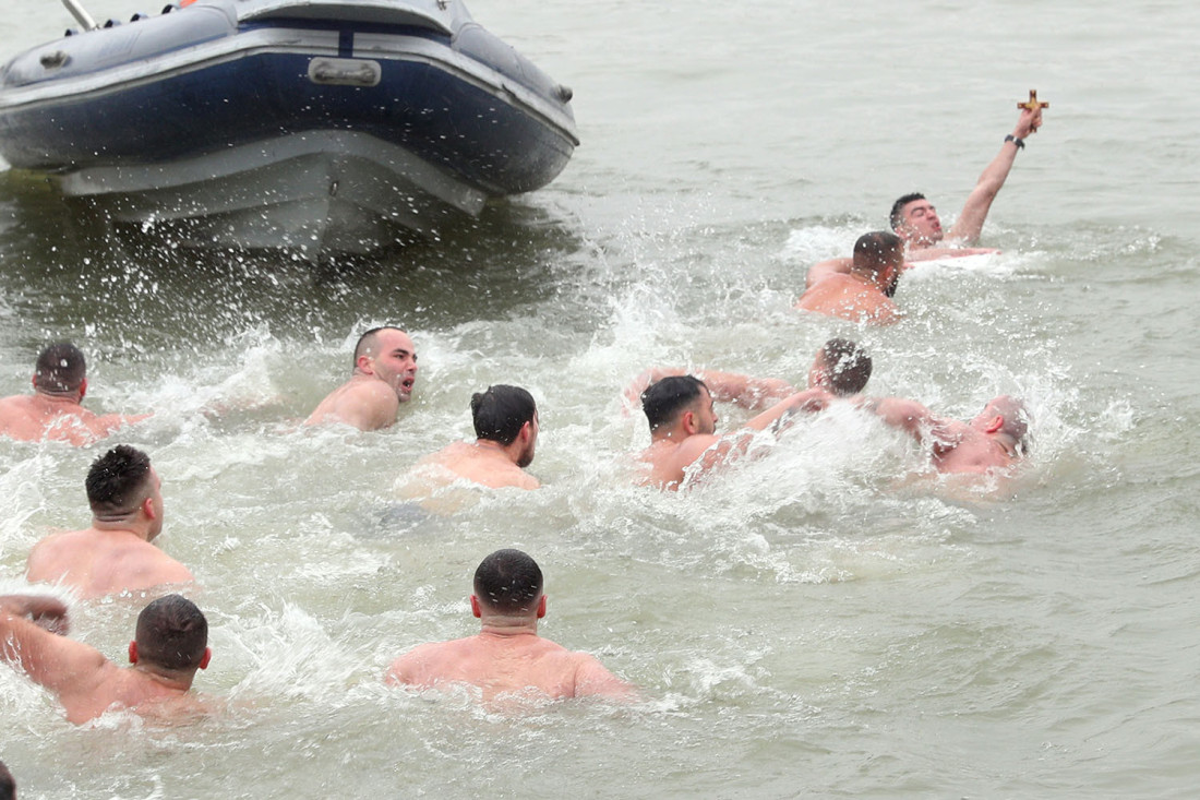 Obeležavanje Bogojavljenja: Plivanje za Časni krst u Beogradu na više lokacija