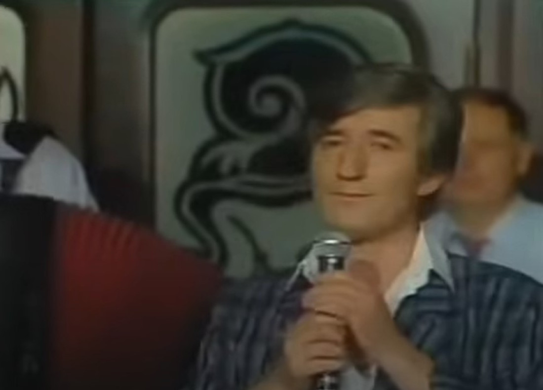 "Nije imao rak, nego retku bolest" Pomen Tomi Zdravkoviću: Udovica došla sa ovom pevačicom (FOTO)