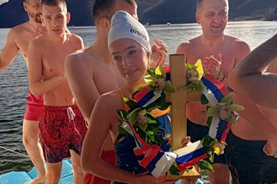 Ponos Srbije: Jana Đokić (14) među prvima doplivala do Časnog krsta na Zlatarskom jezeru