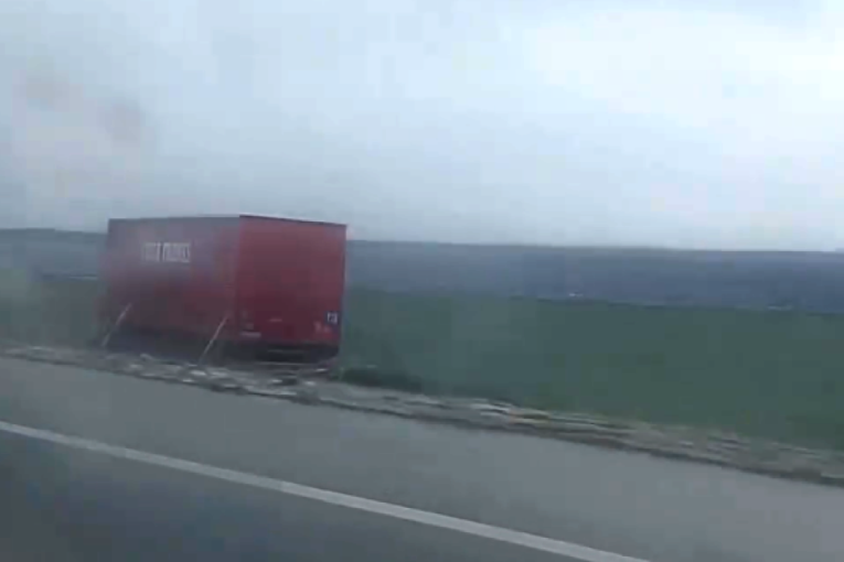 Drama na putu Novi Sad - Subotica: Kamion završio u njivi! (VIDEO)