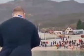 "Kakav car!" Ovo niste videli do sada! Sveštenik postao senzacija na mrežama: Dok se plivalo za časni krst napravio šokantan potez (VIDEO)