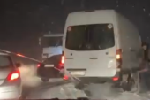 Haos u saobraćaju zbog snega: Lančani sudar kod Malog Požarevca!