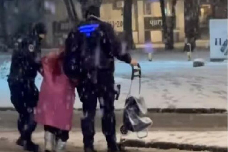 Pripadnici policije oduševili Beograđane nesvakidašnjom akcijom: Pogledajte šta rade dok veje sneg (VIDEO)