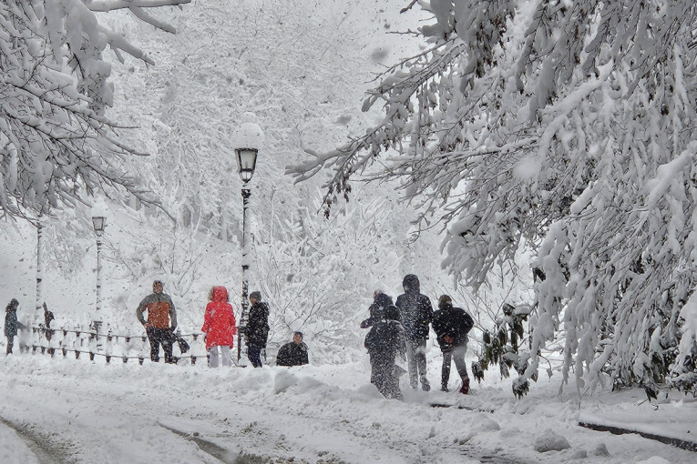 Snežna mećava "okovala" Sloveniju: Padavine izazvale prekid saobraćaja, hitno se oglasio meteorolog i saopštio kada će sneg prestati da pada