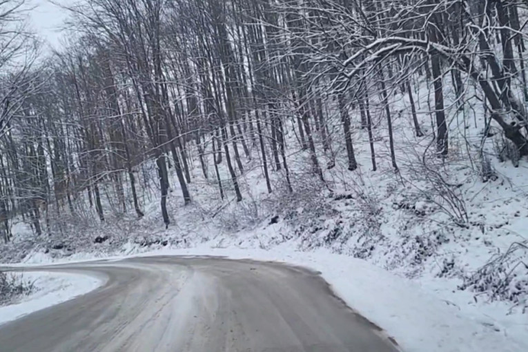 Na pojedinim deonicama puteva ima snega do 5 centimetara, potreban oprez u vožnji