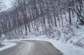 Na pojedinim deonicama puteva ima snega do 5 centimetara, potreban oprez u vožnji