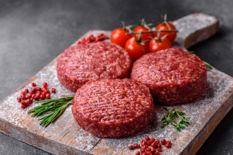 Lažni ajvar je gotov za samo 30 minuta: Zaboravite na sate kuvanja, pravi se direktno u tiganju (RECEPT)