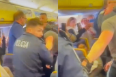 Policajci izvukli muškarca iz aviona, on se otimao do poslednjeg trenutka: Morali prinudno da slete zbog njega (VIDEO)