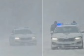 Viralni snimak! Dva policajca zaglavljena u snegu, guraju auto: "Gde je zimska oprema?" (VIDEO)